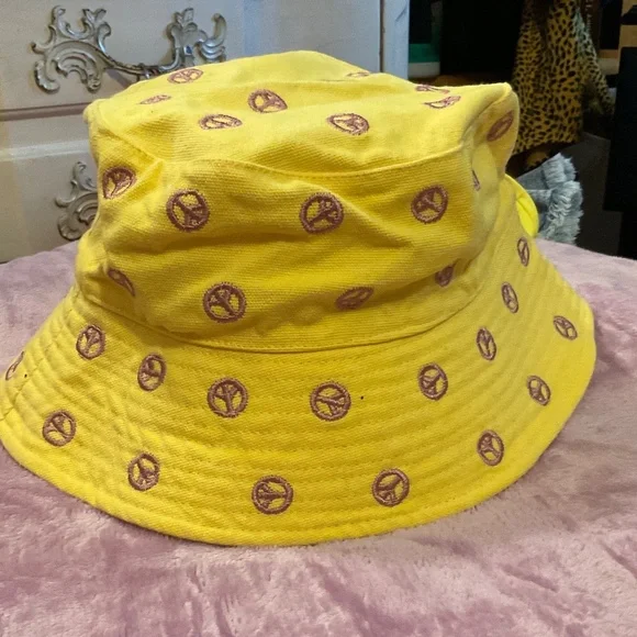 BNWOT YELLOW AND PURPLE PEACE SIGN BUCKET HAT - Picture 4 of 4